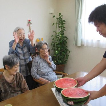 海やスイカなど 夏を満喫 株式会社ケアサービス まきの実